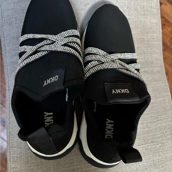 DKNY
Big Girls Slip On Sneakers sz 5 - Picture 6 of 8